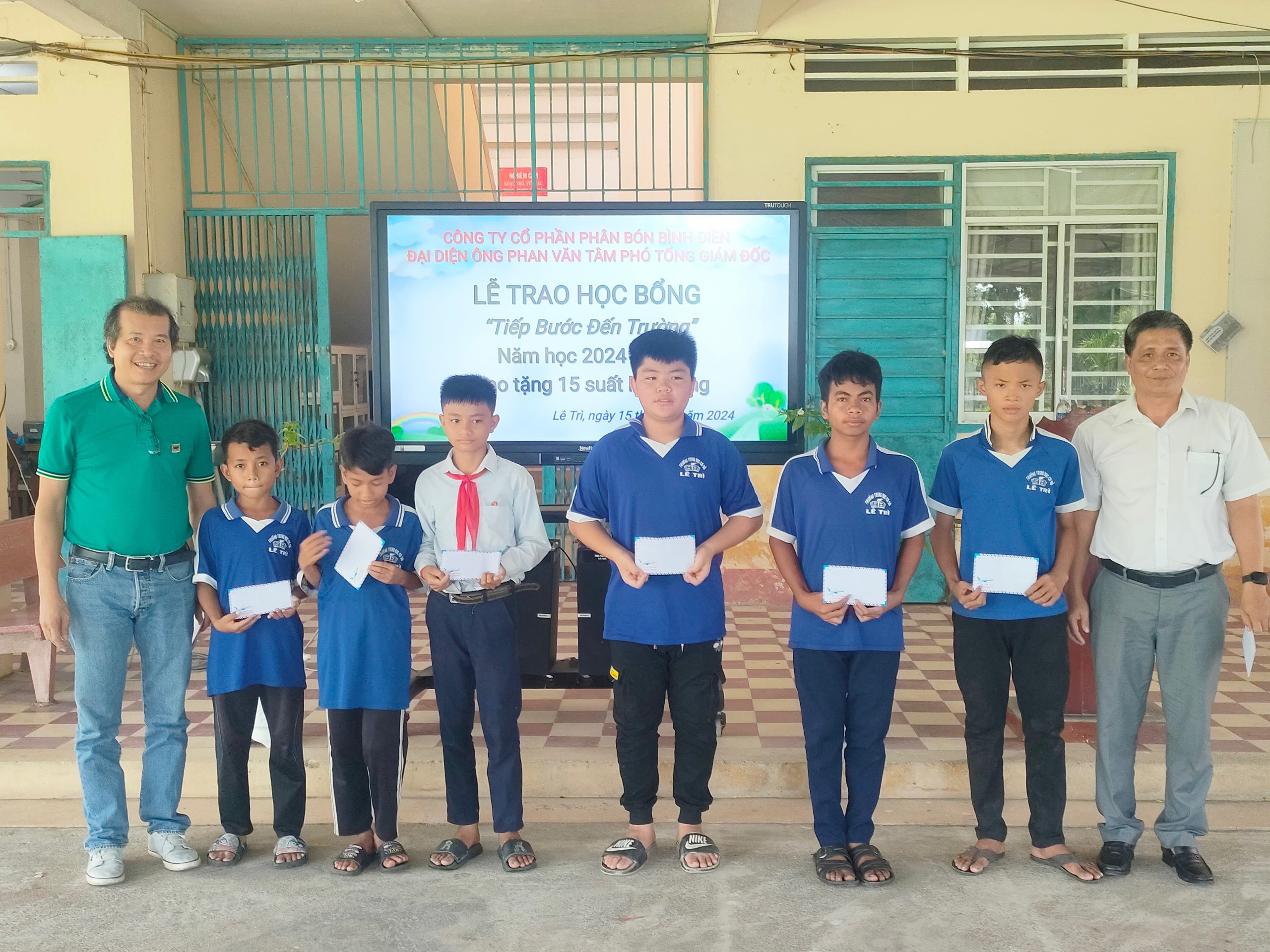 Ông Phan Văn Tâm - Phó Tổng Giám đốc Công ty CP phân bón Bình Điền trao tặng học bổng cho các em nhỏ hiếu học